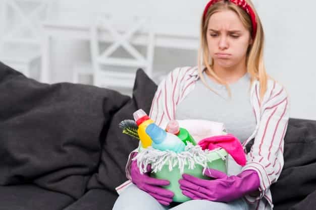 Cuándo contratar empleada doméstica en tu hogar - empleadas domésticas en barranquilla Si te preguntas cómo saber si llegó la hora de contratar empleada doméstica, aquí te daremos algunas señales para que tengas en cuenta. Seguramente te identificarás con muchas de estas señales, porque ya sospechas que es momento de emprender la búsqueda con más seriedad. Sabemos que has estado preguntando entre tus amigas, conocidas, entre tus colegas, y que por el momento te apoyas en tus padres u otros familiares, e incluso de vez en cuando consigues un servicio muy ocasional. Pero tú necesitas más que eso. Lo que necesitas es un servicio profesional de empleada doméstica que se encargue de mantener la limpieza y el orden de tu casa, que te apoye con actividades como la preparación de alimentos, entre otras. Así que, si eres una persona con muchas tareas a nivel laboral, con objetivos que demandan la mayor parte de tu tiempo, entonces necesitas el apoyo de una empleada doméstica para que así puedas descansar. Por tanto, ¡llegó la hora de contratar empleada doméstica! Eres una mujer multitareas Hoy en día es muy común que tengamos que dedicarnos a muchas tareas a la vez. Eres una de esas mujeres con agendas diarias a full, con actividades como las laborales, con emprendimientos, con compromisos sociales, entre otras ocupaciones. Necesitas cumplir con una serie de ítems para no colapsar con tus obligaciones. Están también los aspectos vocacionales. Es probable que cuentes con menos tiempo para descansar del que quisieras. Esto puede representar un riesgo para tu salud, tanto mental como física, por eso es importante e imprescindible que te apoyes en empleadas domésticas para aligerar la carga del día a día y encontrar más espacio para descansar. De manera que, si eres una mujer multitareas, debes estar atenta a estas señales: • Fatiga • Estrés • Entumecimientos musculares • Otros problemas físicos • Cansancio mental • Falta de concentración • Entre otros problemas de salud mental Si se presentan estas señales, lo mejor es que de inmediato busques apoyo con una empleada doméstica para que se haga cargo de todas las actividades domésticas y puedes tener un mejor descanso, esto incrementará una vez más tu rendimiento. Tareas que puedes delegar a una empleada doméstica profesional Una empleada doméstica profesional es una altamente cualificada para llevar a cabo cada una de las tareas necesarias en el hogar. Si cuentas con poco tiempo durante el día y la noche, para hacerte cargo de tales tareas, ya es una señal de que llegó la hora de contratar empleada doméstica. En este sentido, la empleada doméstica puede encargarse del cuidado de tus hijos, si los tienes. Les brindará el respectivo acompañamiento y cuidado que se requiere durante las horas de tu ausencia, lo que representará un gran alivio pues ya no tendrás el estrés de no saber si están bien. Las empleadas domésticas están capacitadas para cubrir todas las necesidades de tus hijos. Además, también brindan apoyo en los servicios generales, como mantener tu hogar siempre limpio y en perfecto orden. Es así como encontrarás tu casa siempre en estado óptimo, lo que te permitirá descansar plácidamente. La empleada doméstica se hará cargo del aseo de todos los espacios de tu hogar, también de los muebles y de todas las superficies. Adicional a ello, podrás contar con el cumplimiento de laborales tales como el planchado de ropa, el lavado y la preparación de los alimentos. Por otra parte, con una empleada doméstica también puedes despreocuparte del cuidado de los adultos mayores, si los hay en casa. Porque podrán brindar un cuidado especial. Lo que les permitirá a los adultos mayores contar con una mejor calidad de vida y disfrutar de un servicio completo. Llegó la hora de contratar empleada doméstica: bajo qué modalidad Es probable que te preguntes cuál de las modalidades de servicio es más conveniente para ti. Las señales anteriormente mencionadas indican que necesitas una empleada doméstica a tiempo completo, que puede ser interna o externa. Sin embargo, ten en cuenta que también puedes contratar una empleada doméstica por horas o por días. En estos casos solo debes evaluar que se puedan cumplir las actividades que requieres para estar tranquila y descansar mejor, y que se cumplan dentro de las horas o días establecidos. Ten en cuenta que tu casa puede necesitar de mucho cuidado, de diferentes tareas, como barrer, trapear, lavar la loza, mantener todo en orden, lavar la ropa, planchar, cocinar, hacer las compras, entre otras. Son actividades que, incluso, se deben hacer con mucha frecuencia, y no basta con dedicarles apenas un fin de semana, y tú lo sabes. En Limpia Fácil queremos apoyarte con nuestros servicios, te proveemos de empleadas domésticas con experiencia, con metodología de trabajo efectivo, orientación al servicio, con buena disposición y a la medida de tus necesidades. Establecemos las actividades que representan prioridades para ti, y con eso te ayudamos a mantener un mejor ritmo de vida, para que puedas invertir más tiempo a tus objetivos, descanso y recreación, y compartir más con tu familia y amigos. Si cuentas con poco tiempo para desarrollar las actividades diarias, y no pasas tiempo de calidad con tu familia, amigos, si no te recreas y has tenido que sacrificar tus vocaciones para rendir más y aún así sientes que no rindes, entonces necesitas de Limpia Fácil y nuestros servicios. Contáctanos hoy, podemos ayudarte Si te has identificado con las señales que te hemos brindado en esta publicación, y has estado en la búsqueda de opciones sin encontrar una apropiada, podemos ayudarte. Somos una empresa sólida, responsable y comprometida, te aseguramos una experiencia limpia y 100% positiva. Además, con Limpia Fácil puedes contar con la seguridad de tu hogar y los que habitan contigo, porque asumimos el compromiso de un servicio seguro y responsable, con empleadas domésticas que ya llevan años trabajando con nosotros y prestando servicios a nuestros clientes.